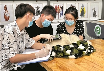 广州番禺职业技术学院学生研发出丝绸皮草新材料。 广州番禺职业技术学院学生研发出丝绸皮草新材料。