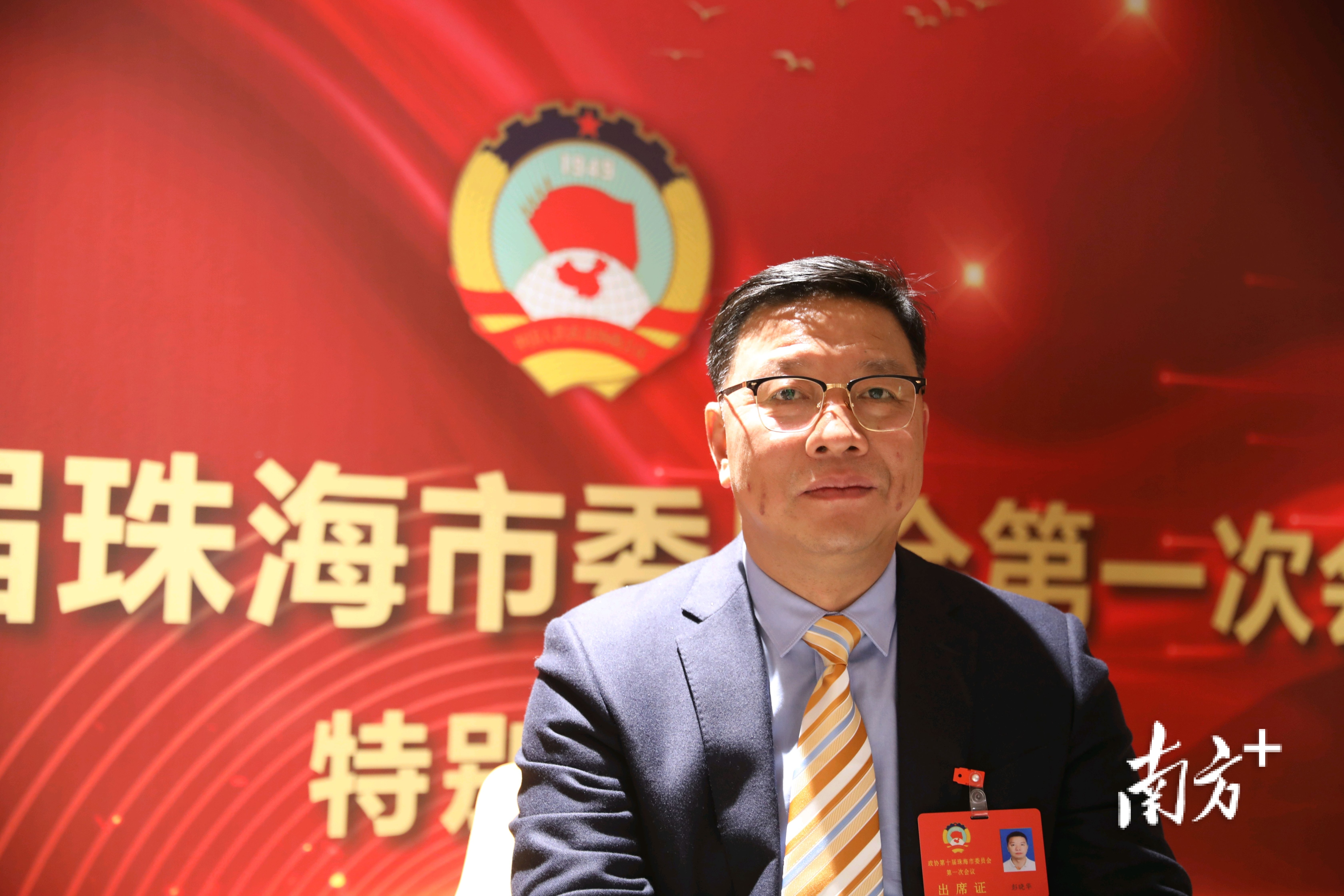 委员说彭晓华每年进校园活动二三十个该给师生家长减负