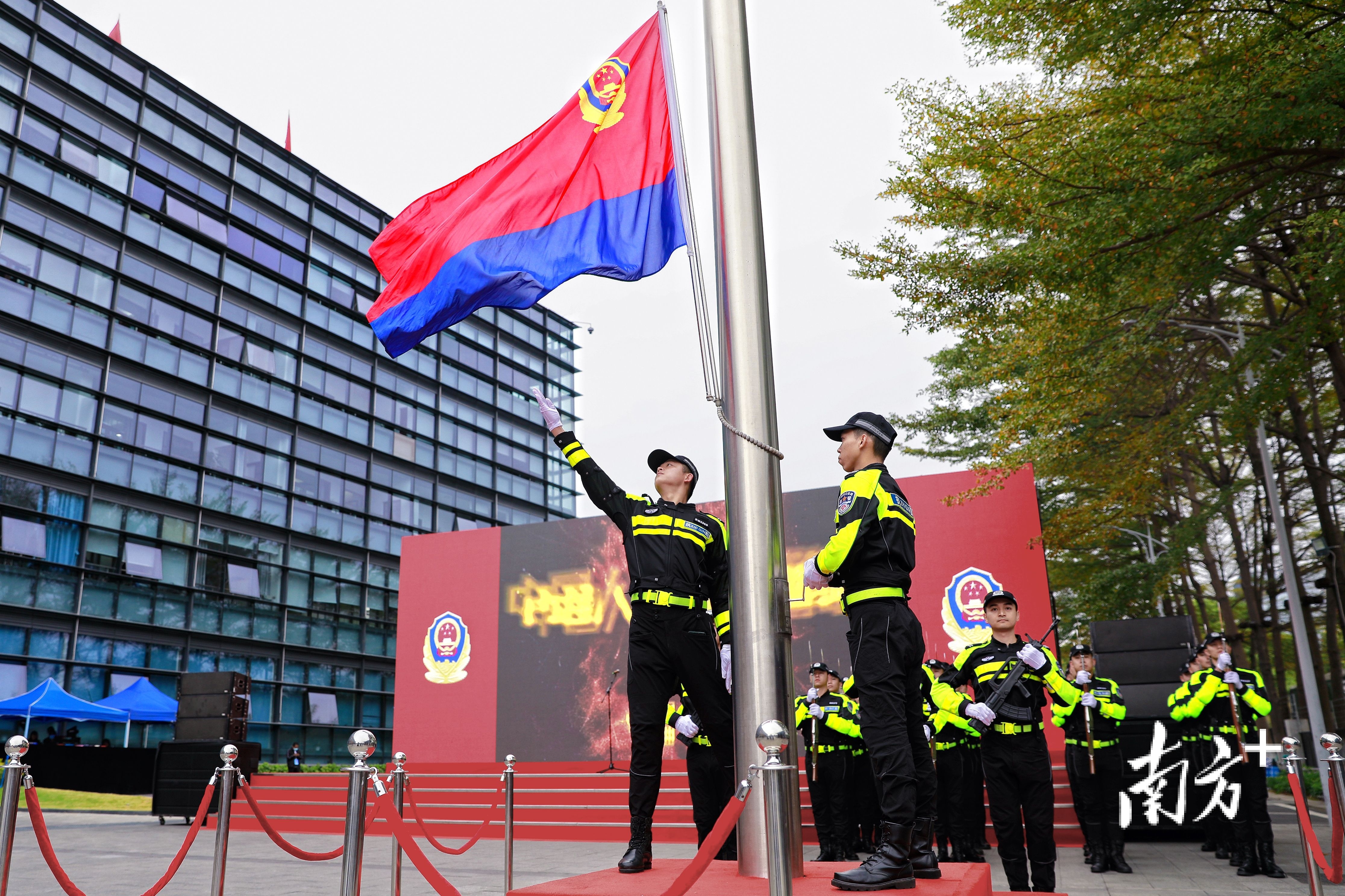 的足迹越走越长……《中国人民警察警歌》奏响,升旗手将警旗高高扬展