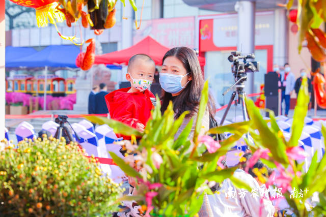 在妈妈怀里逛花展的小宝贝