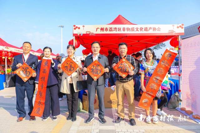 书法家们现场挥春，以冬墨春红，抒写东西部协作的湾区之歌