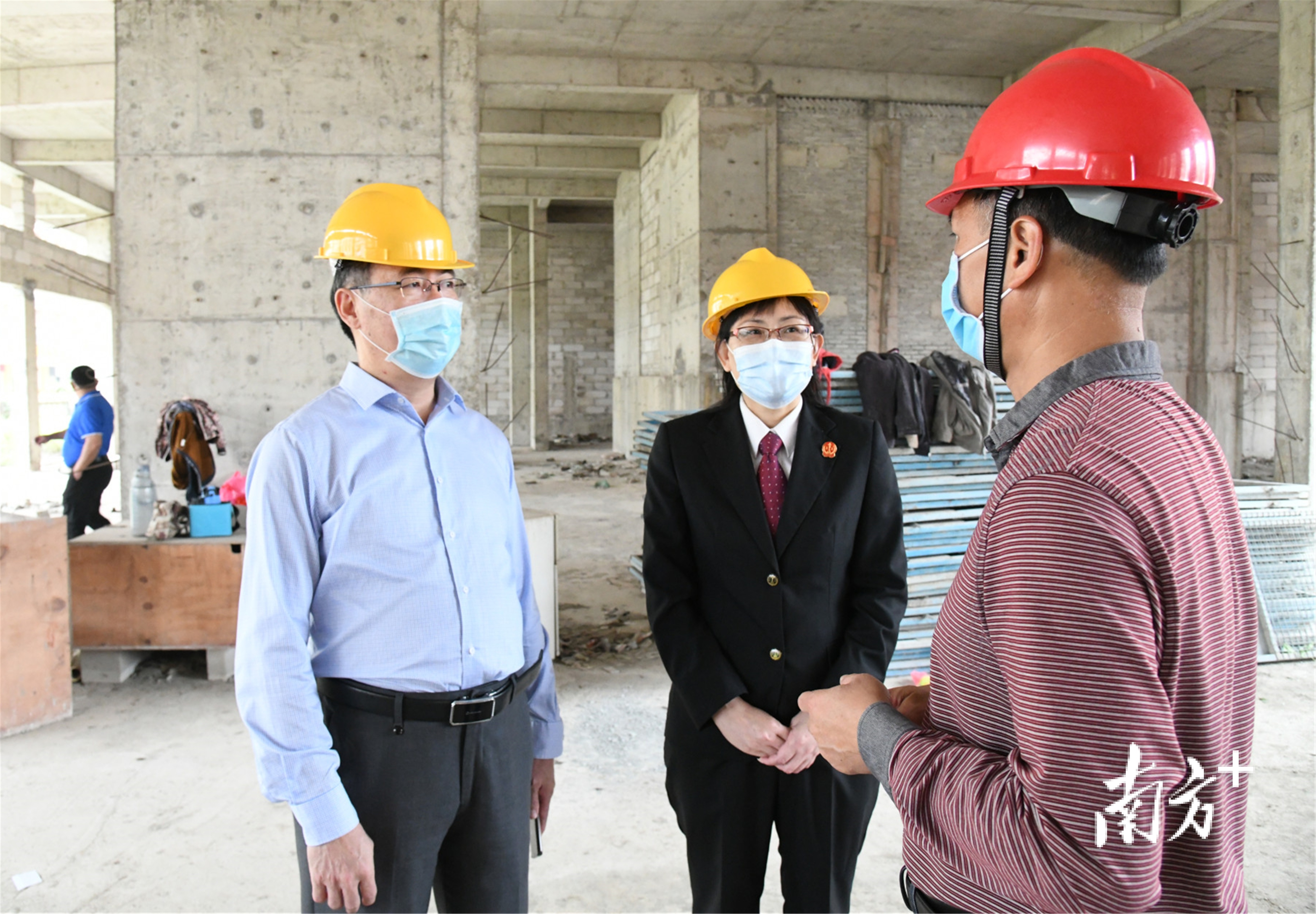 法官到富利家园项目建设工地了解复工复建情况。  