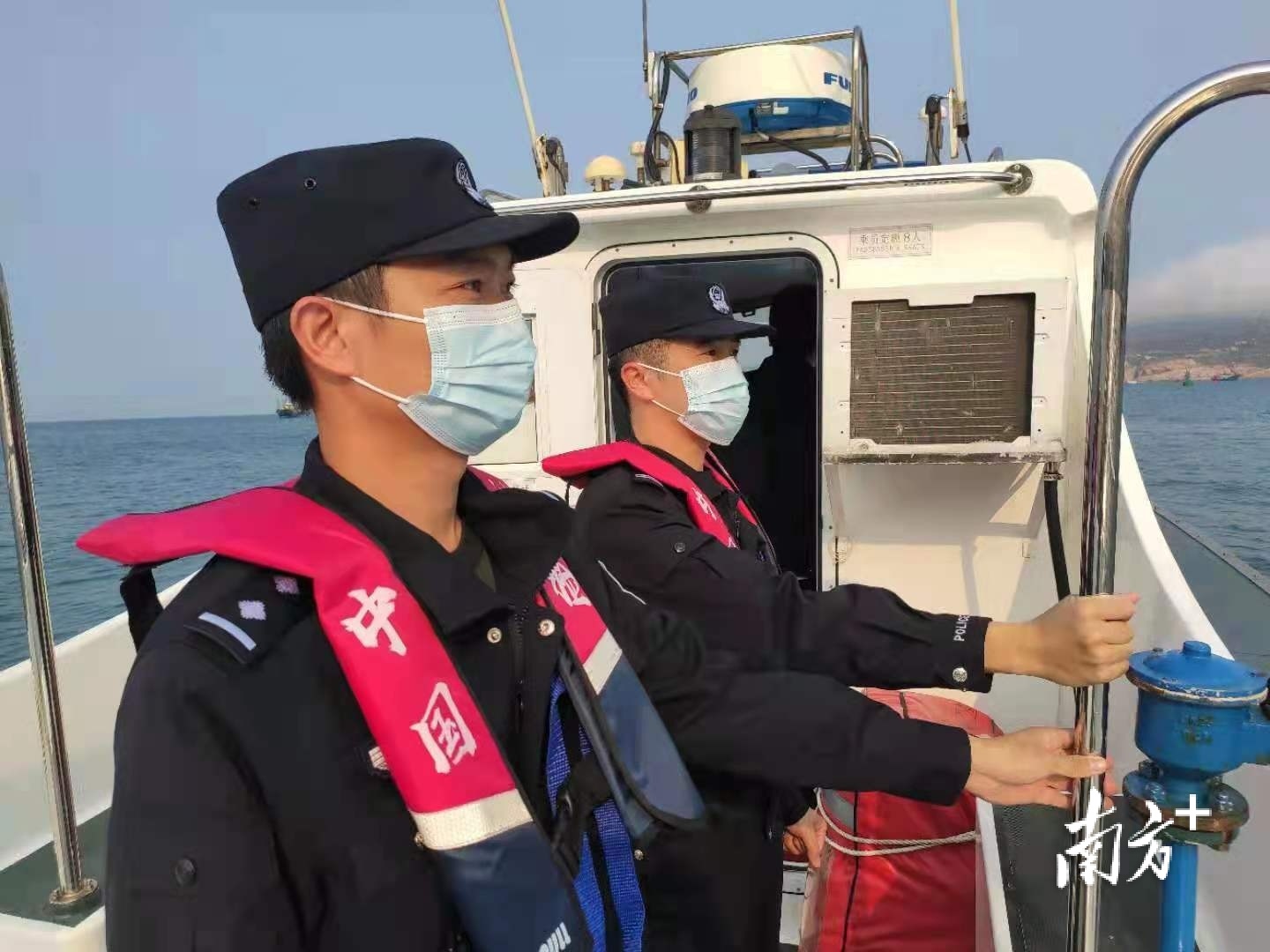 视频110警察节向珠海边检民警致敬国门有你我们放心