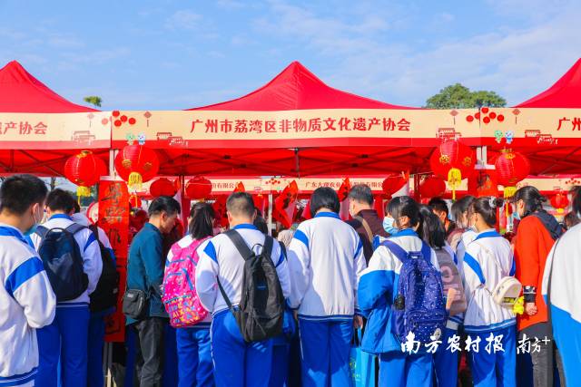 求知若渴的学生党果然最钟意非遗专区