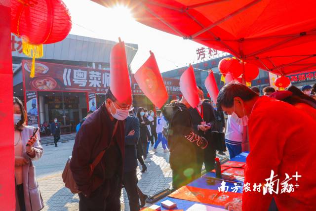 求春联的赏花人