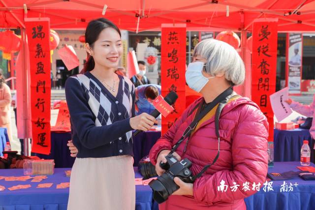 老人们行花街，带专业相机的越来越多