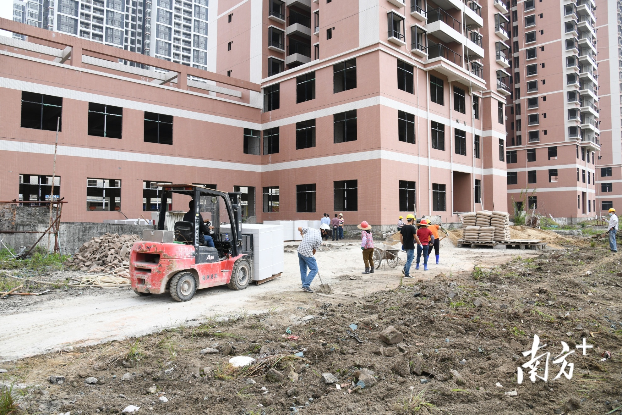 工人、机器进场施工，富利家园项目正式复工复建。