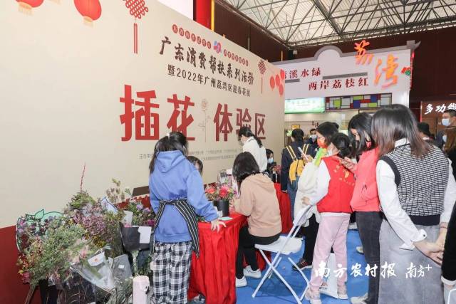  可赏花，可玩趣。花展开辟插花体验区，供花艺爱好者体验