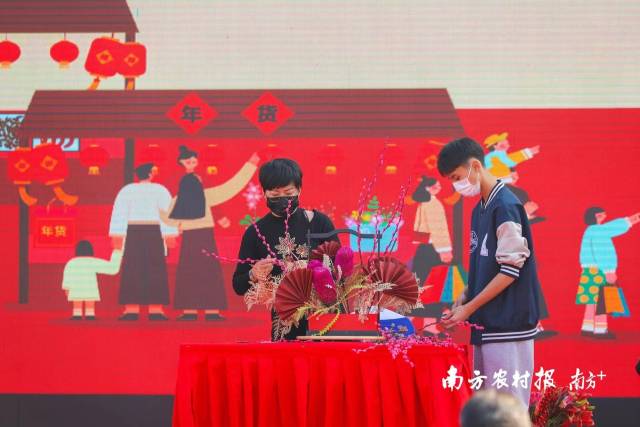   “插了梅花便过年。”汪曾祺在《岁朝清供》里回忆插花与过年的关系。花展现场，知名插花师现场创作，也为花展营造一层闲情雅意