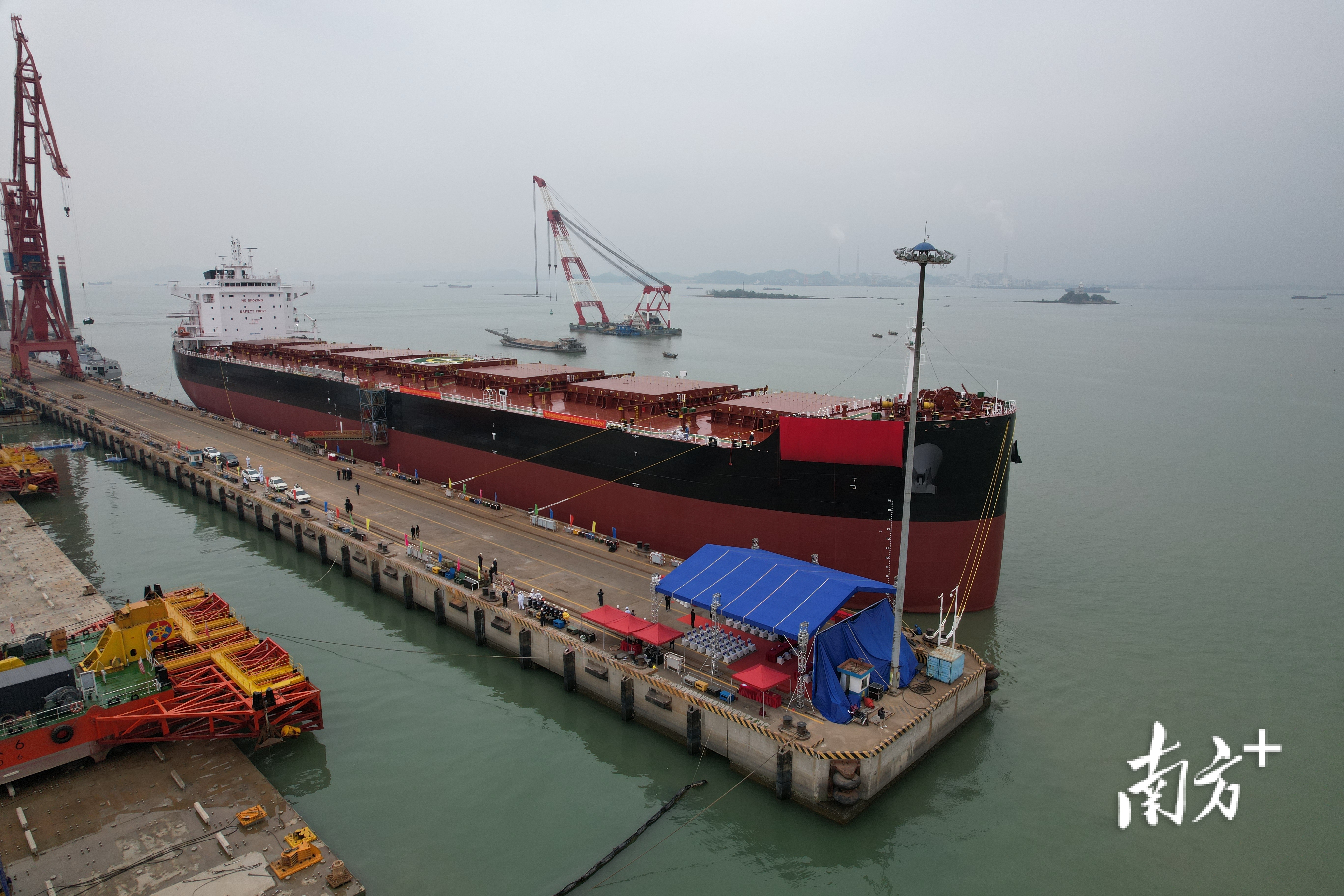 广东自主研制最大散货船在南沙交付