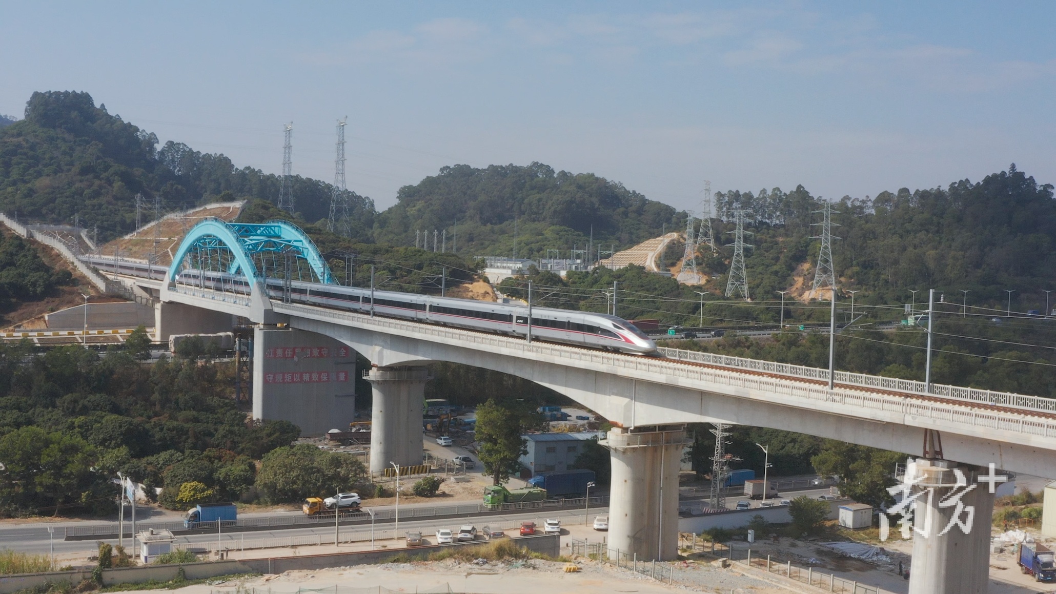 完善高质量交通体系，拓展产业发展空间。图为途经黄江的赣深高铁。