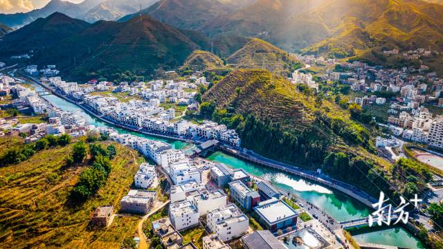 信宜市在钱排镇打造的"中国李乡·山水双合"景观带.黄瑜 摄