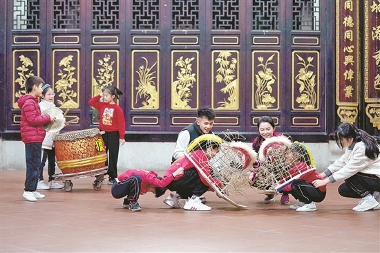 10日，广州天河区猎德李氏宗祠，猎德龙狮少年队正在训练。