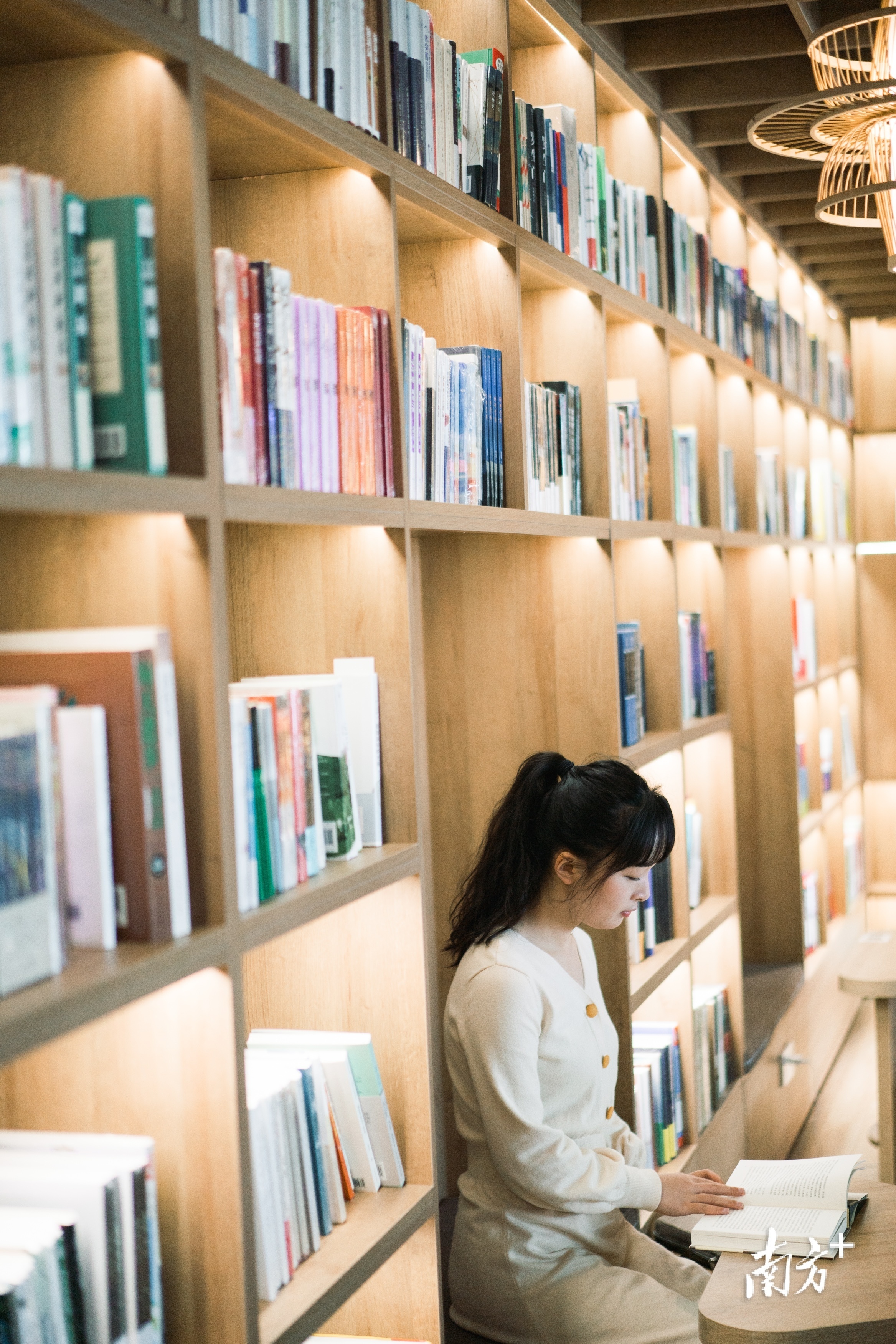 惠州积极打造新型文化空间，满足公众多元化精神文化需求。图为市民在观湖书院读书。 