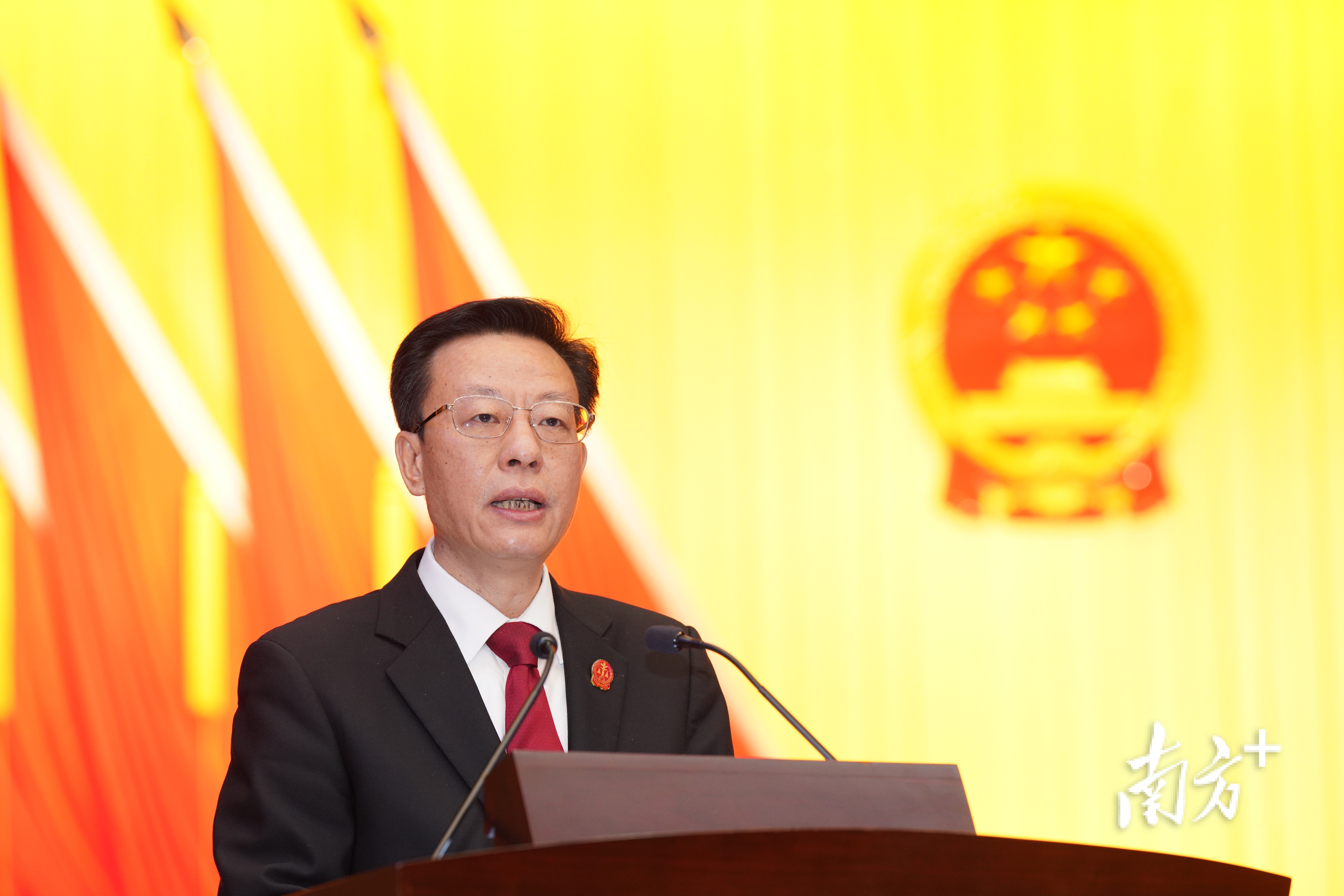 东莞市中级人民法院院长陈友强作东莞市中级人民法院工作报告。&nbsp; 南方+ 龚名扬 拍摄