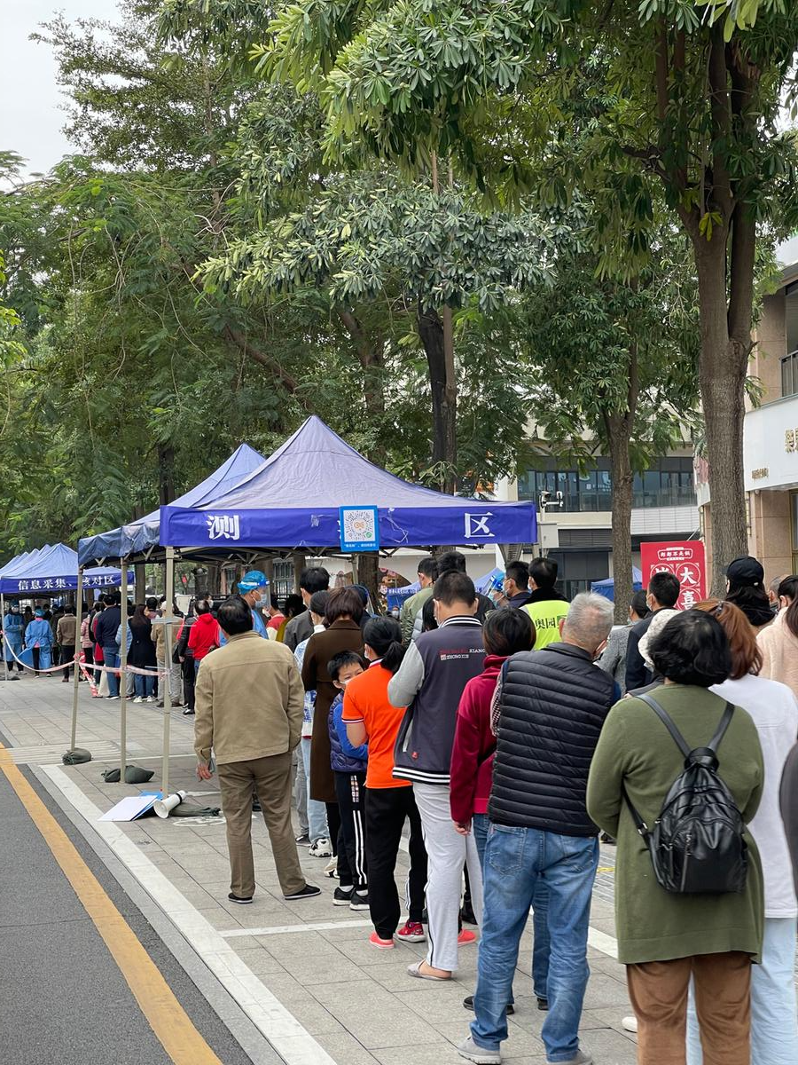招商花园城附近，市民排队准备检测核酸。
