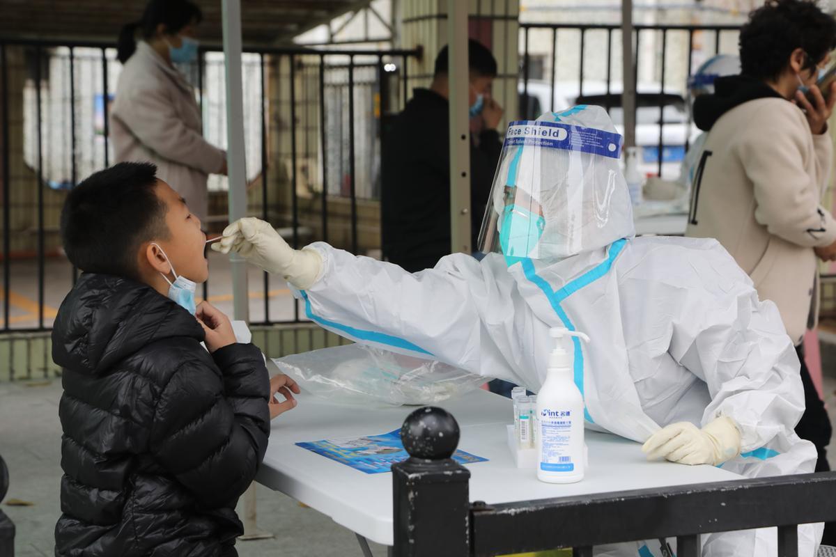 香洲区前山小学门口核酸检测点进行大规模核酸检测。
