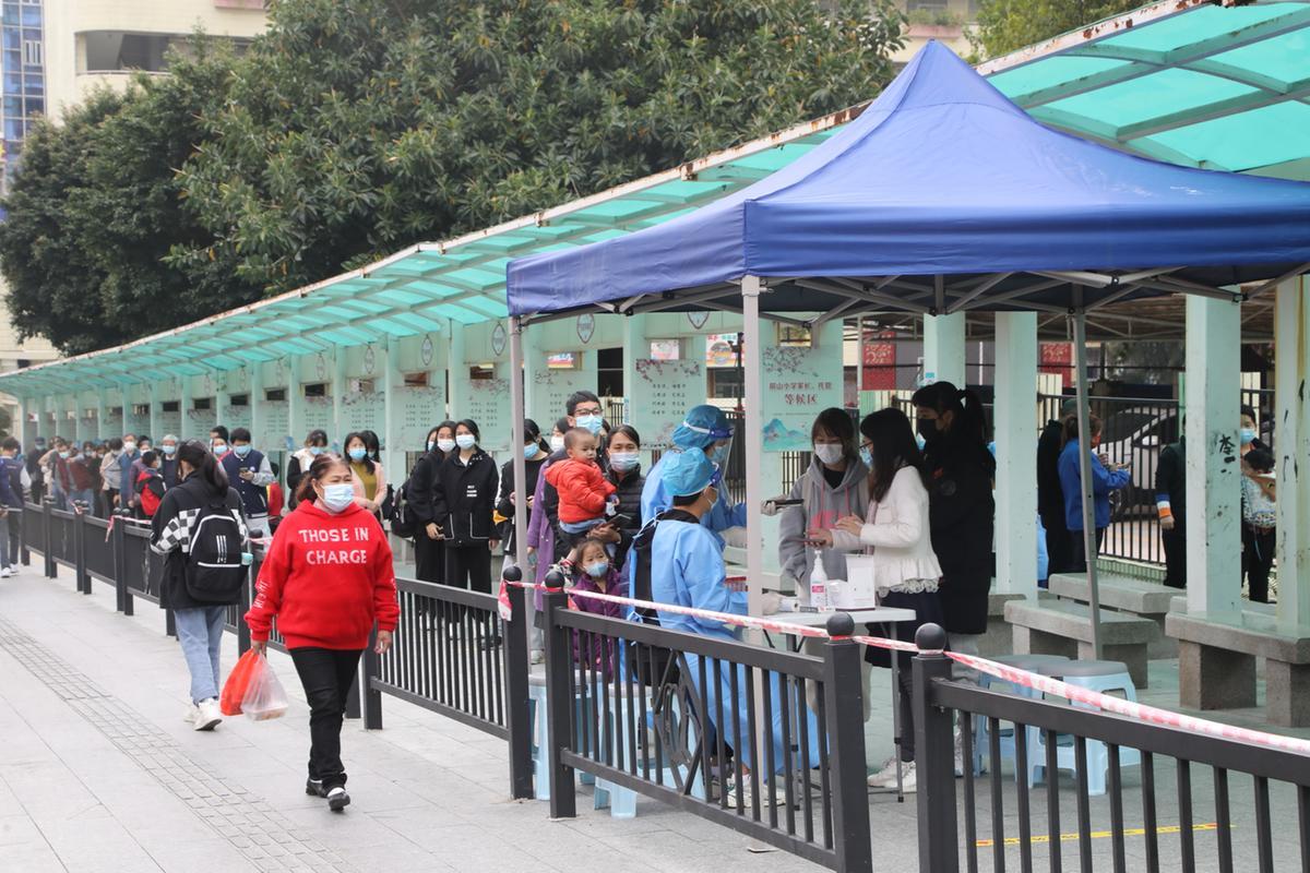香洲区前山小学门口核酸检测点进行大规模核酸检测。