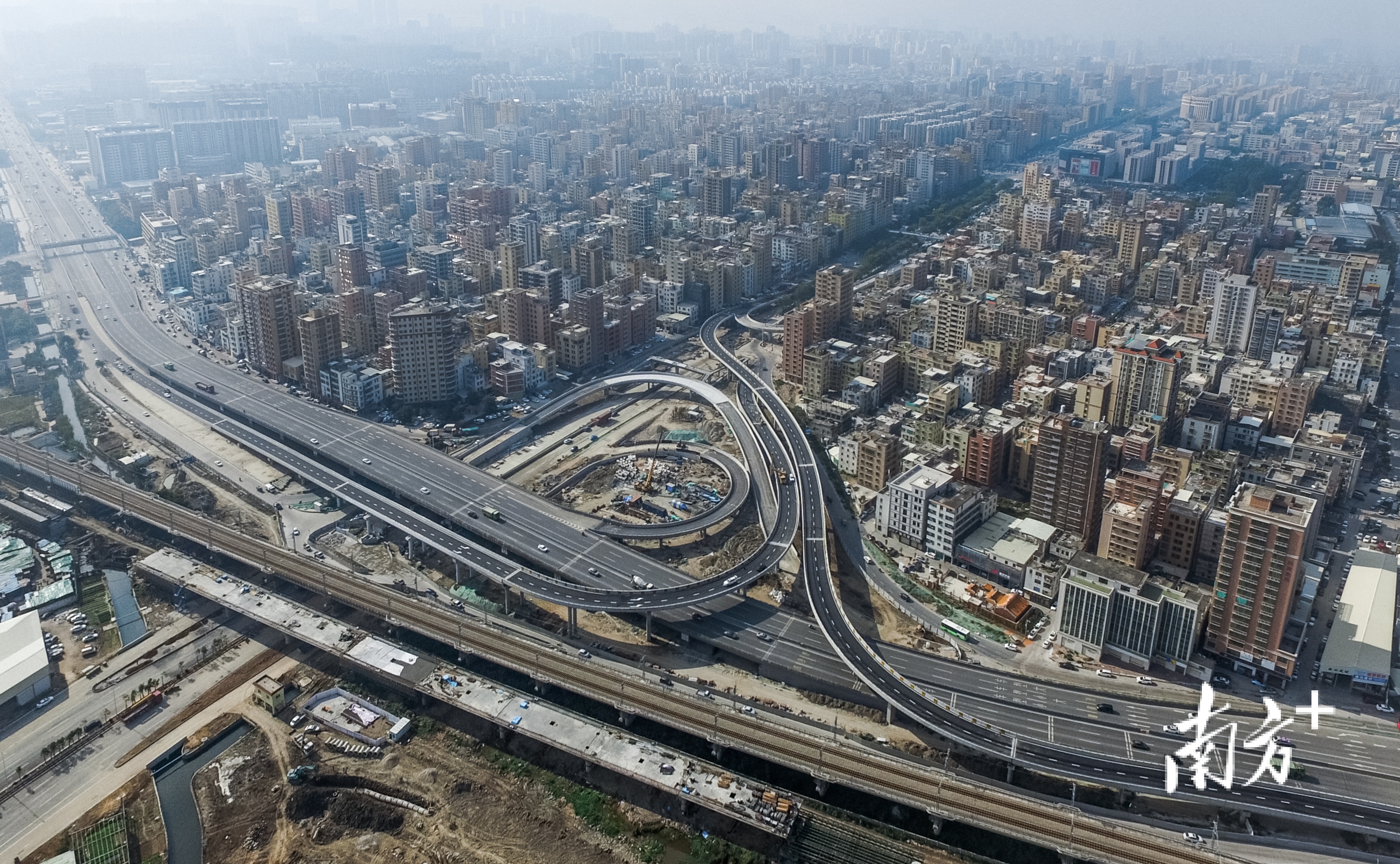 被列入首批公示市政道路的泰山路快速路两条匝道桥已通车。  南方+ 杨立轩 拍摄