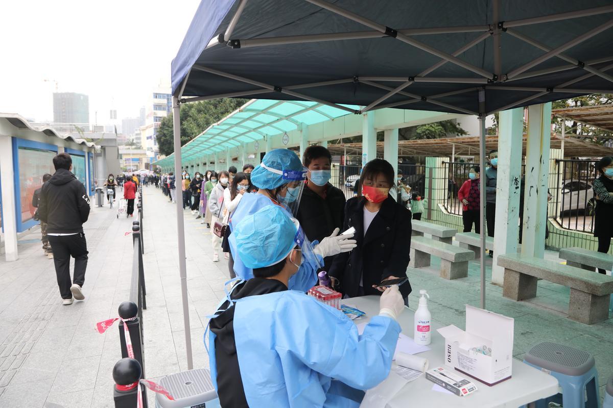 香洲区前山小学门口核酸检测点进行大规模核酸检测。