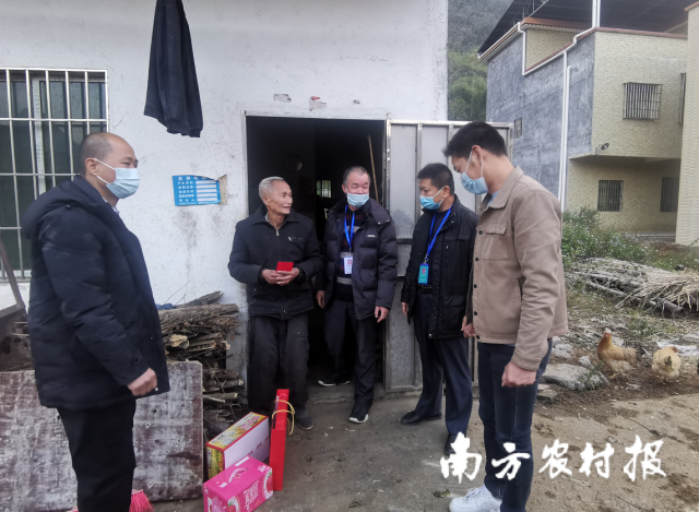 驻镇帮镇扶村工作组到公正村开展帮扶慰问活动。