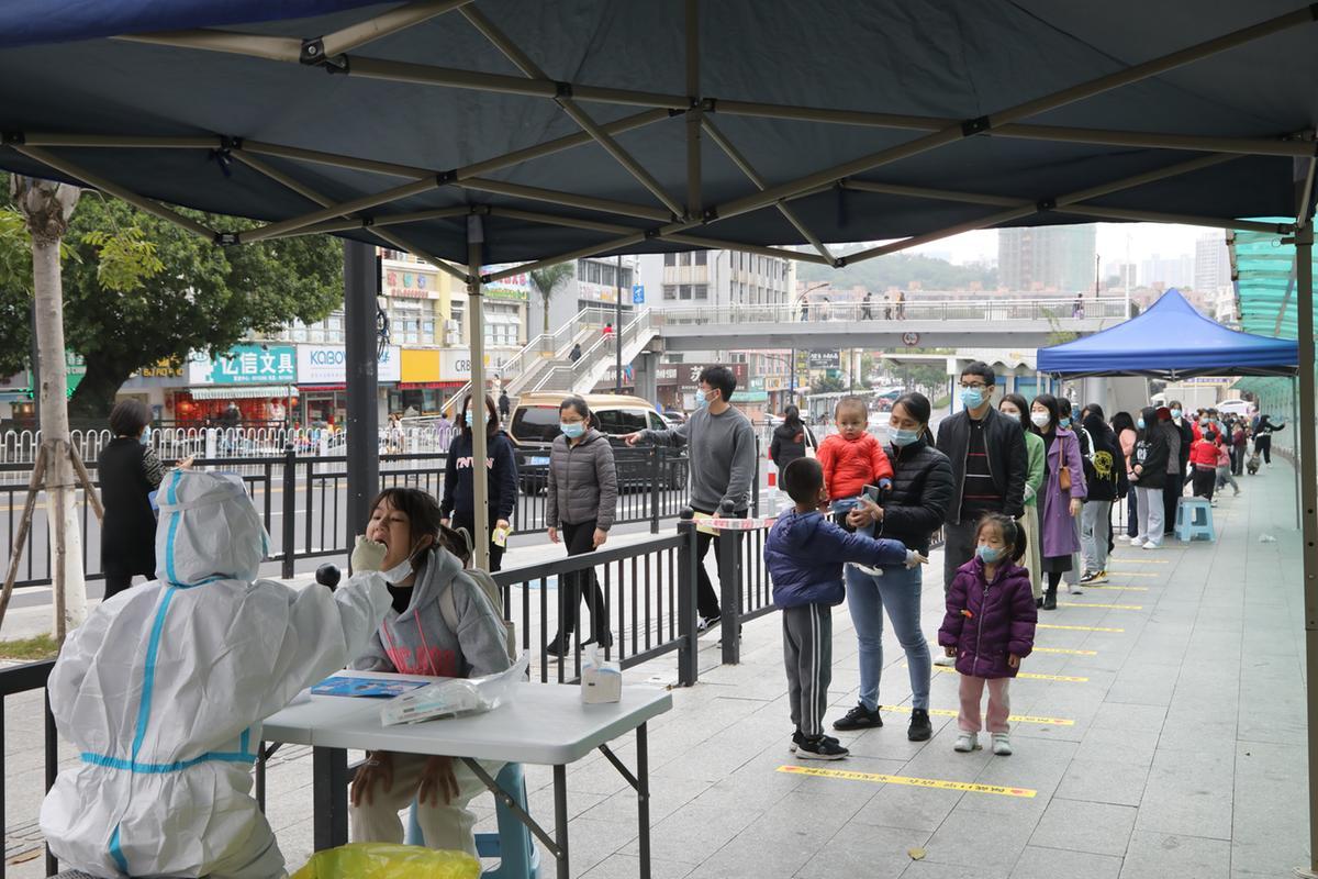 香洲区前山小学门口核酸检测点进行大规模核酸检测。