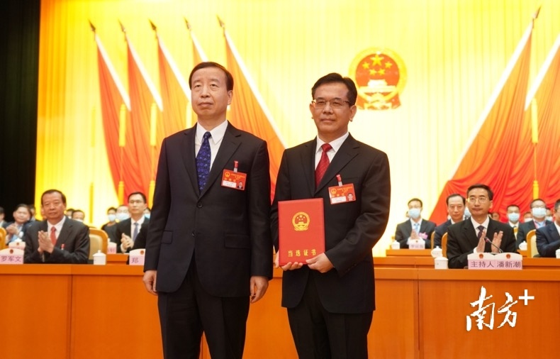 骆招群(右)当选东莞市第十七届人大常委会主任