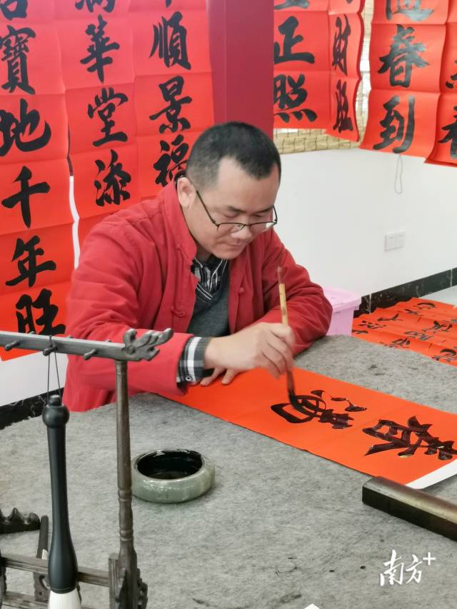現(xiàn)場定制專屬春聯(lián)