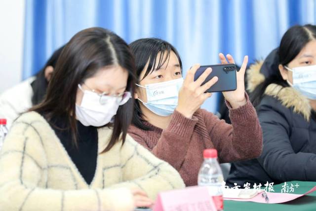 学员在认真听课记录