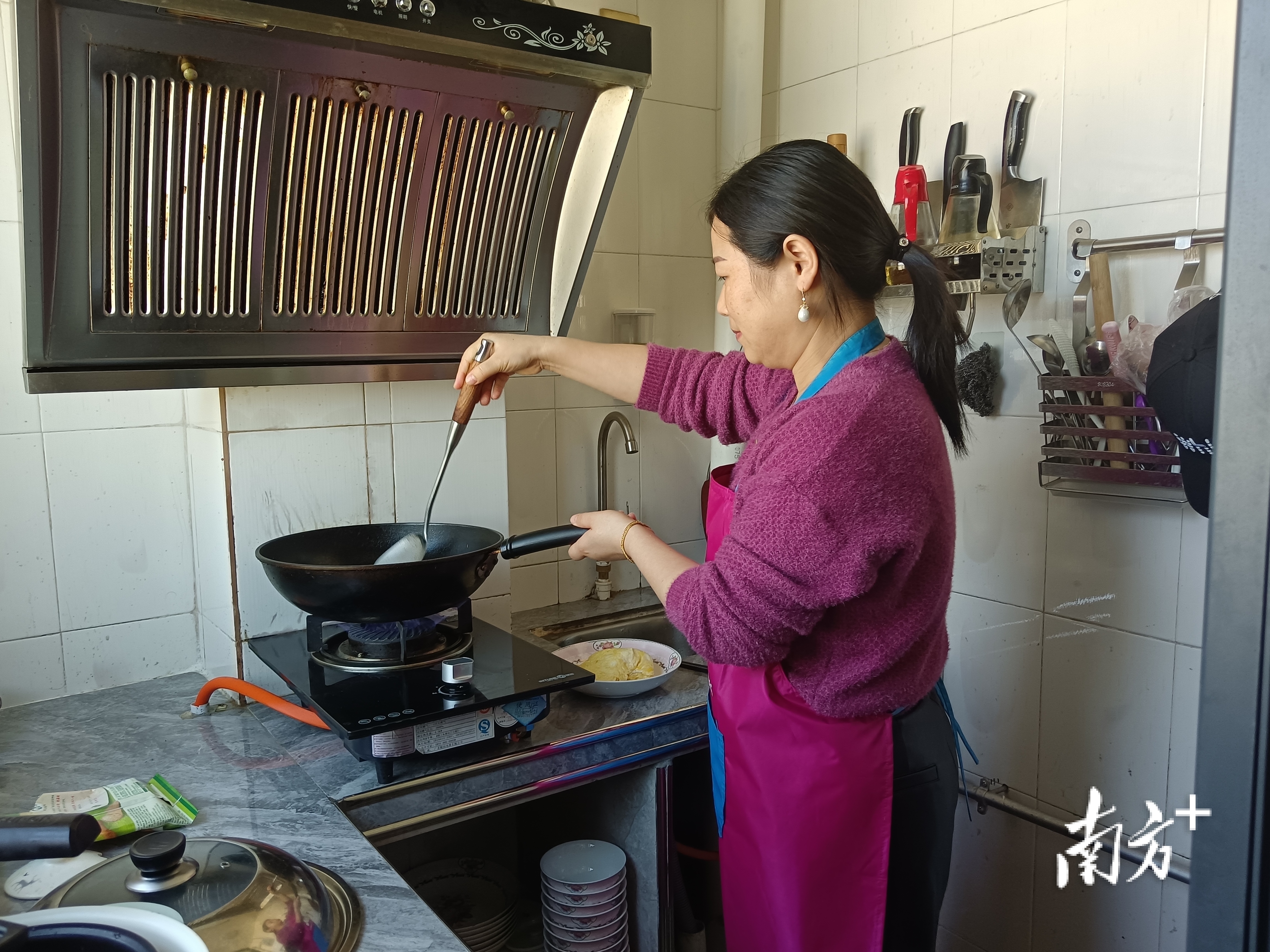 宝安区沙井街道蚝一西城小区的谢女士正在使用天然气做午饭。 宝安区沙井街道蚝一西城小区的谢女士正在使用天然气做午饭。