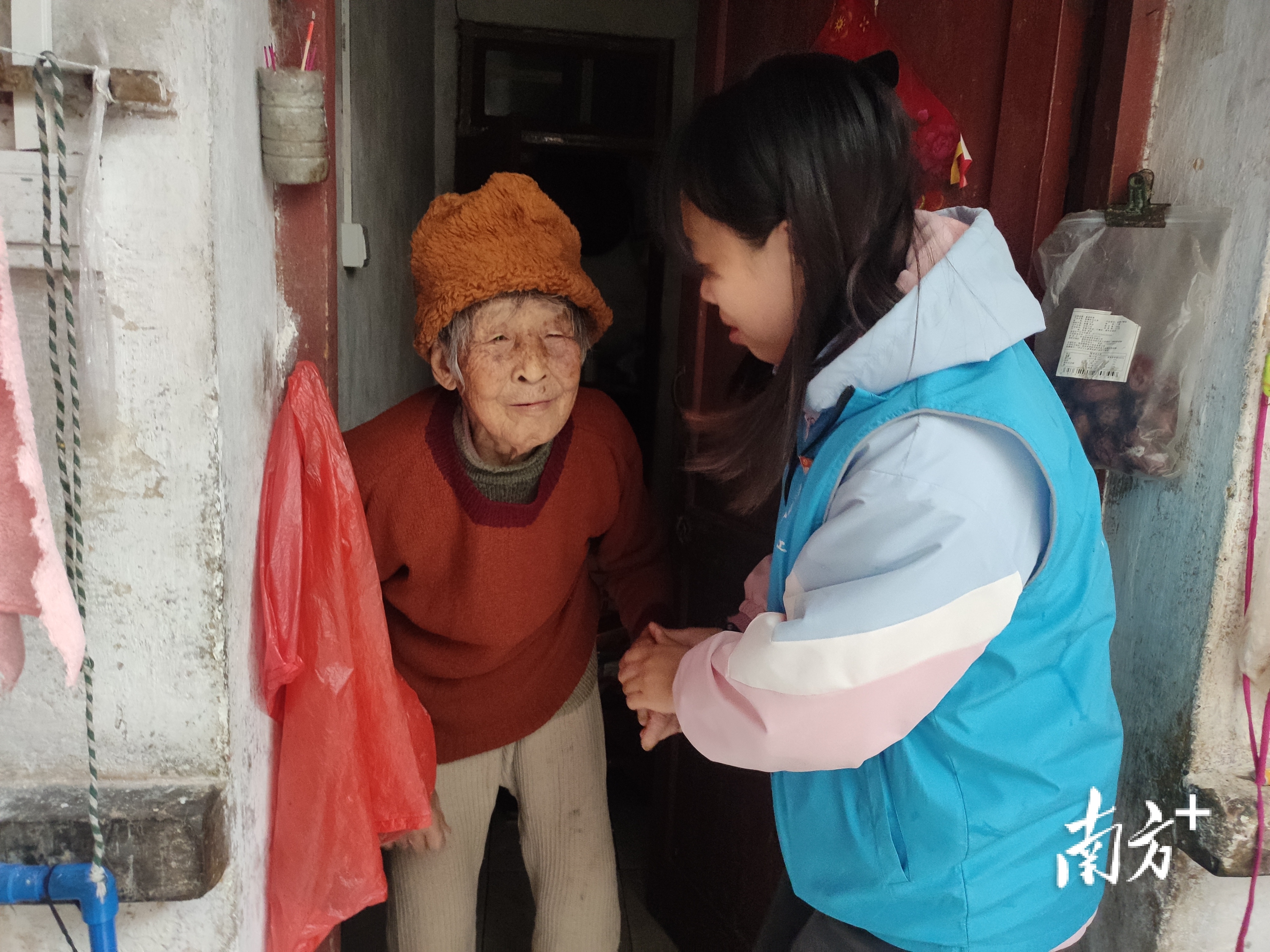 社工上门探访90多岁独居老人王婆婆。