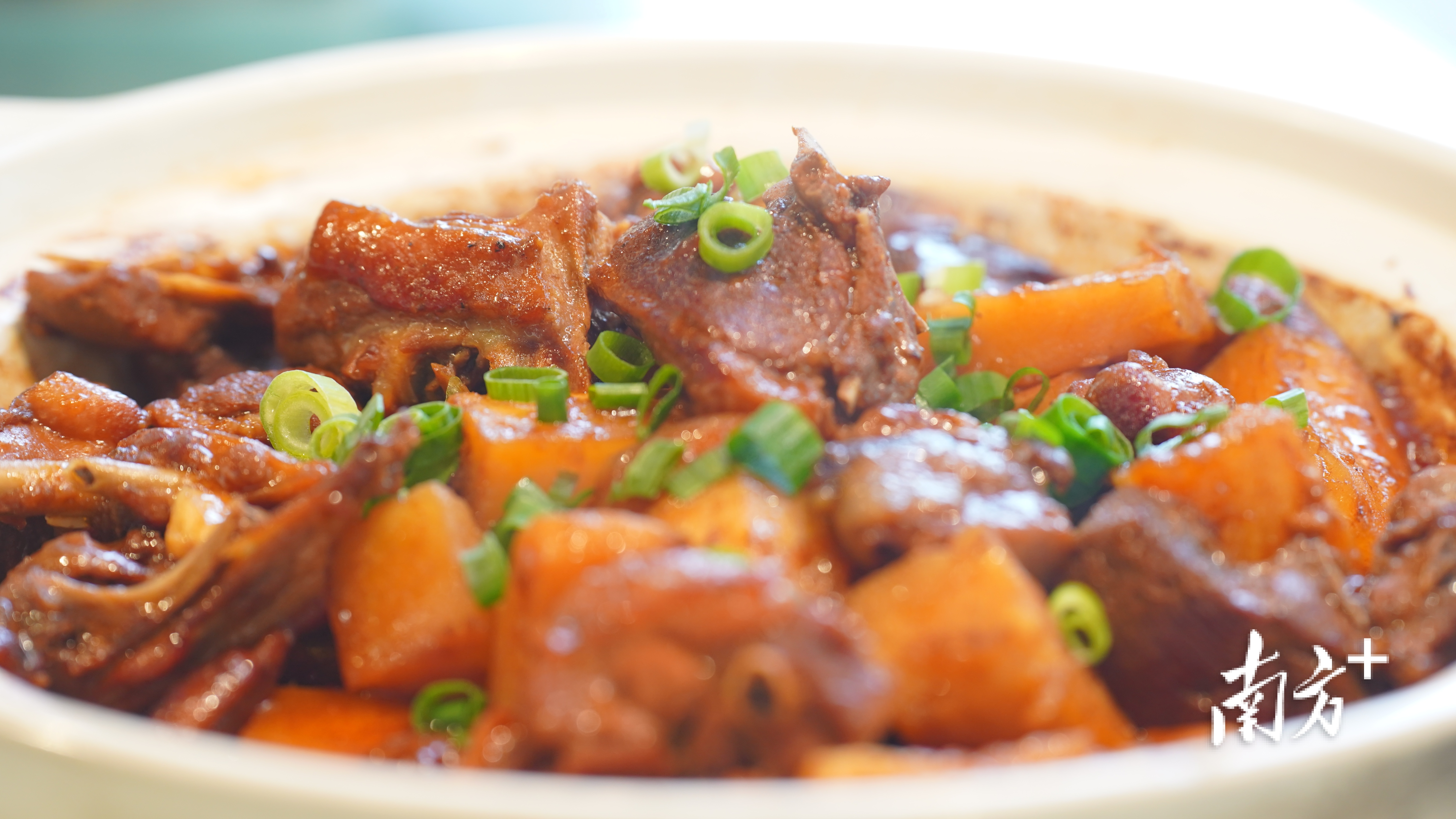 秋冬火焰焖鸭。资料图片