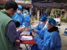 党员志愿者在行动，把党旗插到抗疫最前沿