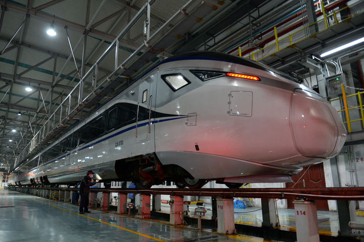 1月13日，广铁集团长沙车辆段职工检查列车。（新华社记者陈振海 摄）