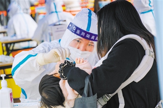 在五邑华侨广场，医护人员正在为市民采样。 郭永乐 摄