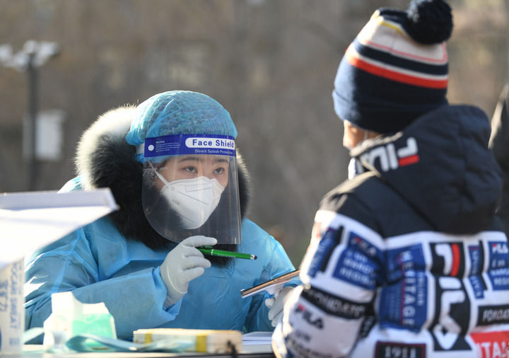 1月15日，天津，工作人员正在进行核酸检测登记。（新华社记者孙凡越 摄）