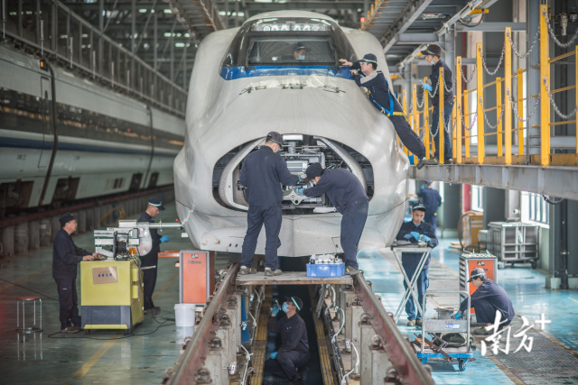 2022年春运开始，我省执行首趟任务的首发列车广州——成都东D4545/8次，于1月17日5:36始发。