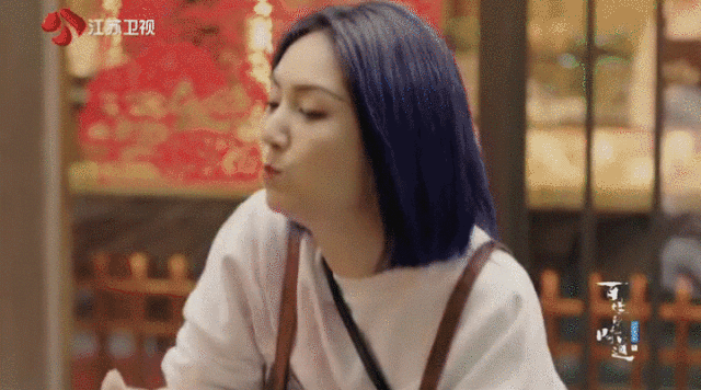 兩位明星大快朵頤的同時,，仍不忘“點贊”
