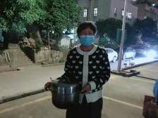 寒天送上一碗热粥，珠海白衣天使暖了心房