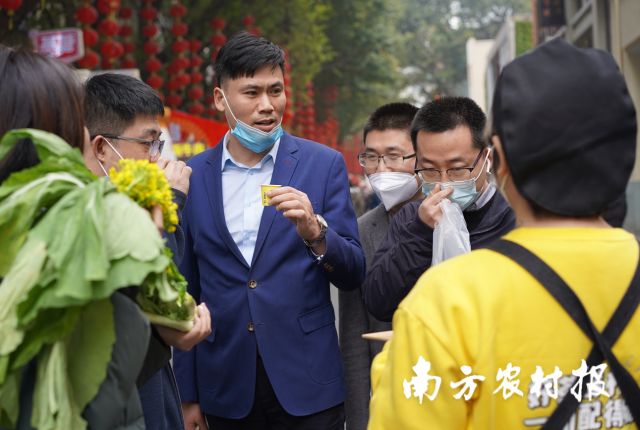 消费者品尝限量版迟菜心柠檬茶。