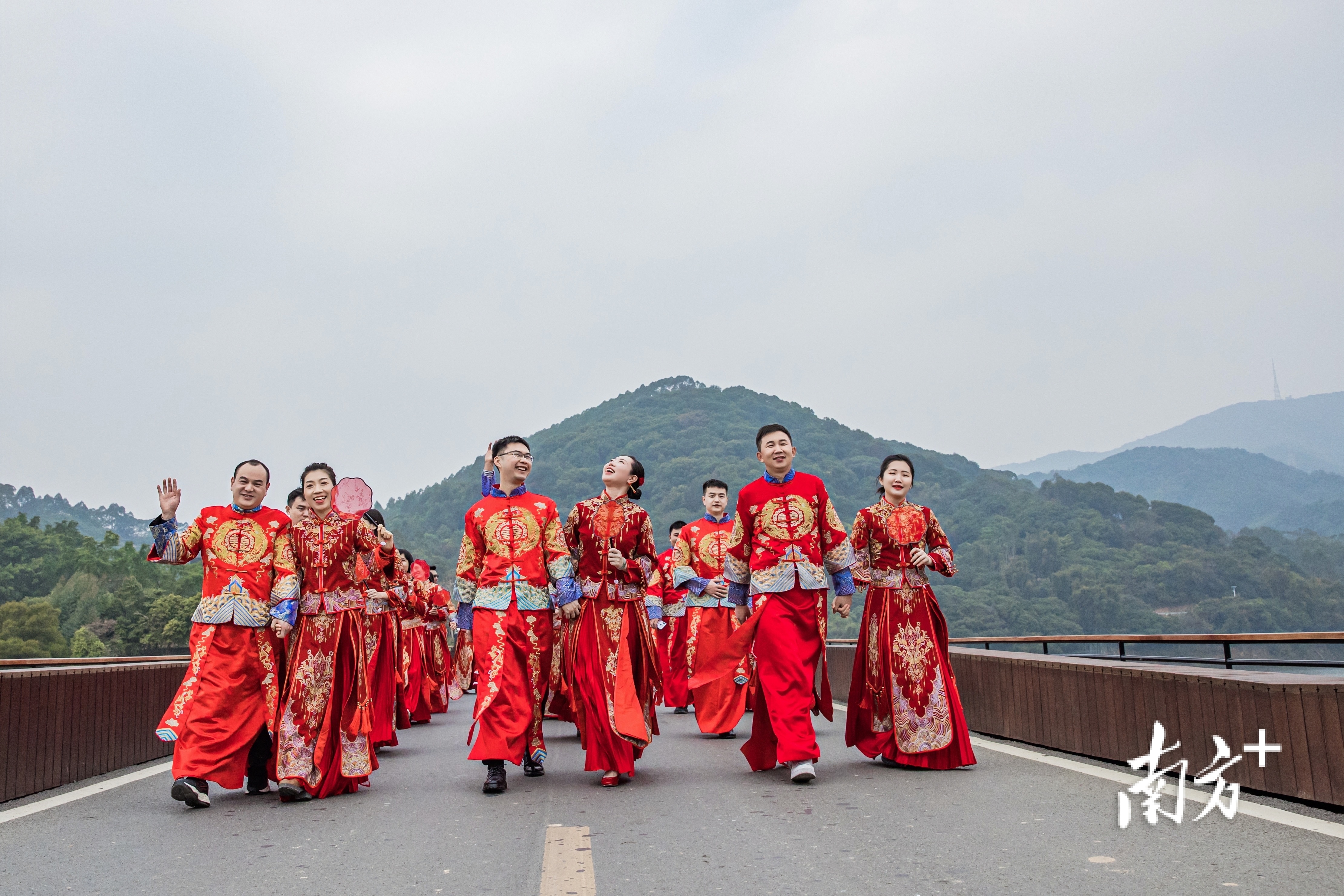 15对参加集体婚礼的新人合影留念。