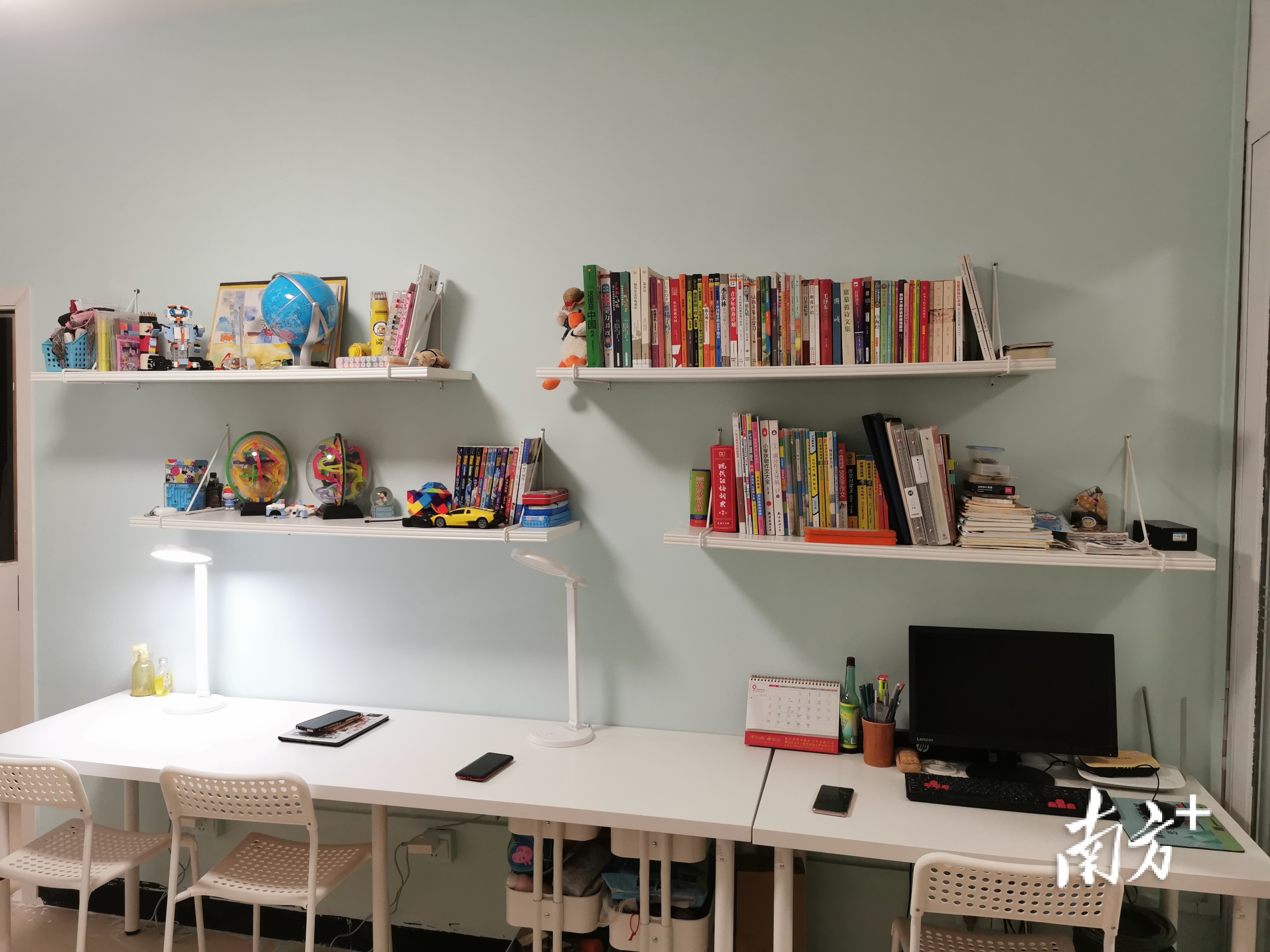 经过“梦想改造家”的改造，黄静（化名）家的客厅、厨房环境大大改善，儿子女儿也分别有了独立的写字台。禅城区妇联供图