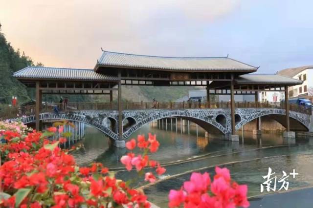 “山水雙合”水景廊橋