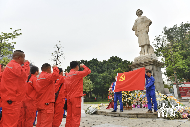 铁军公园，党员在陈铁军雕像下重温入党誓词。