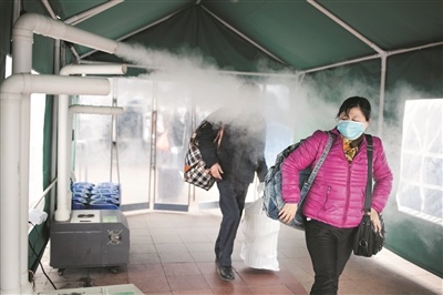 今年广州火车站新引入4个雾化式防疫消毒通道。 苏俊杰 摄