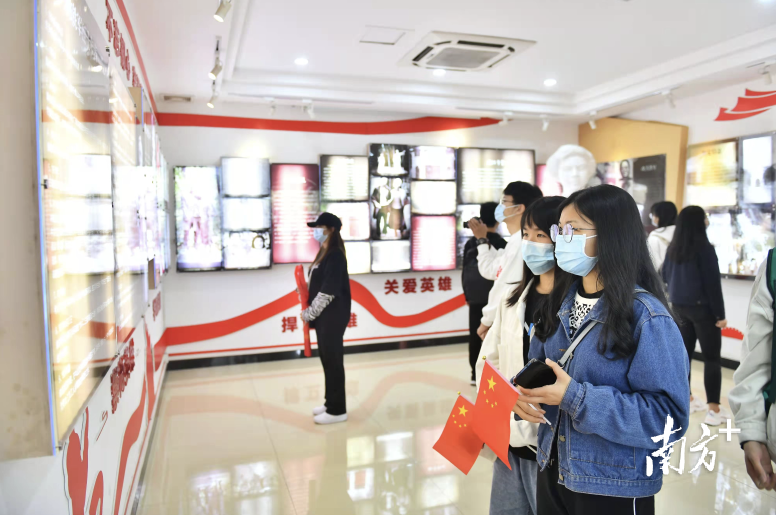 年轻人在了解陈铁军烈士的革命事迹。