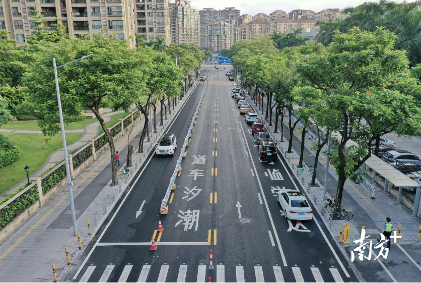 禅城区荷园路打造了佛山市第一条“智慧潮汐车道”。