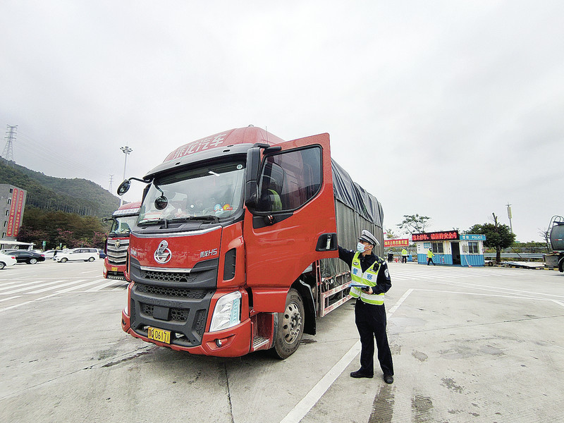 肇庆交警任谦在给大货车司机发放交通安全宣传资料。黄有剑 摄