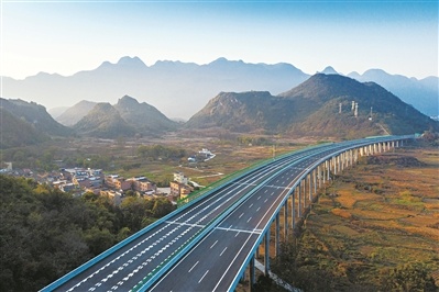 广东去年高速公路通车总里程突破1.1万公里。
