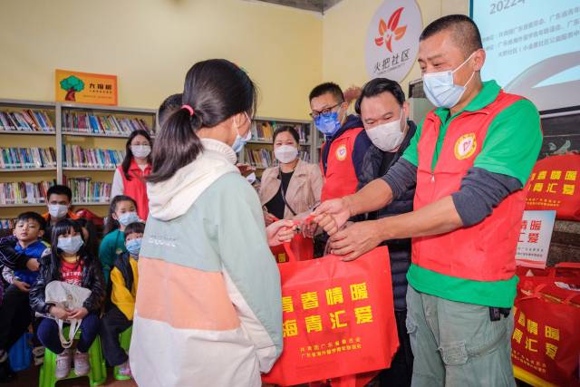 流动儿童及家庭代表领取省海青会捐赠的新春慰问礼包